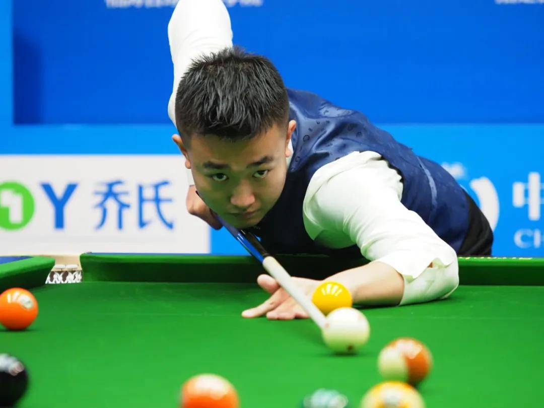 他在场边的 他在场边的