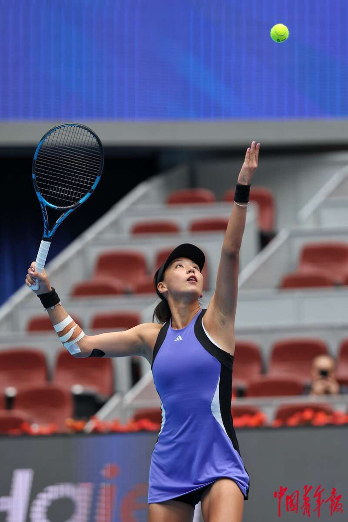 尽管他在本 尽管他在本